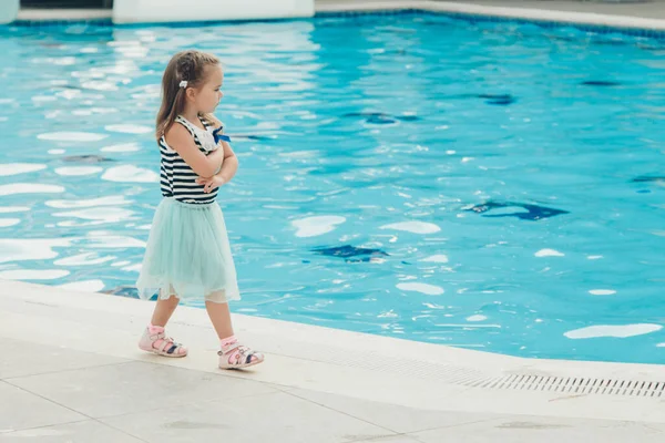 Une Petite Fille Marche Près Piscine Vacances Dans Les Pays — Photo