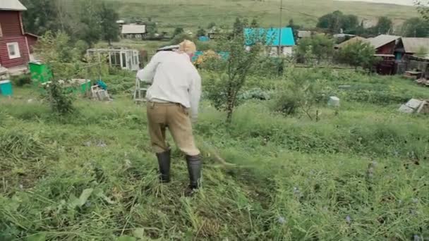 Mäht Ein Mann Das Gras Dorfleben Heuernte Für Den Winter — Stockvideo