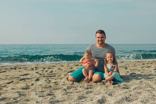 Aile Kumun Üzerinde Oturuyor Sahildeki Kız Deniz Kenarında Yaz Tatili — Stok fotoğraf