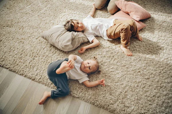 Niños Jugando Juntos Niños Felices Hermano Hermana Tumbados Suelo — Foto de Stock