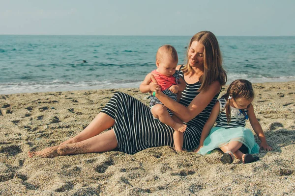 Aile Kumun Üzerinde Oturuyor Sahildeki Kız Deniz Kenarında Yaz Tatili — Stok fotoğraf