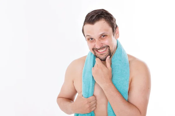 Adam Sakalını Okşuyor Sabah Tedavileri Banyoda Boynunda Mavi Bir Havlu — Stok fotoğraf