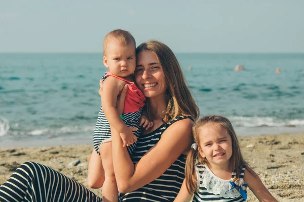 Aile Kumun Üzerinde Oturuyor Sahildeki Kız Deniz Kenarında Yaz Tatili — Stok fotoğraf