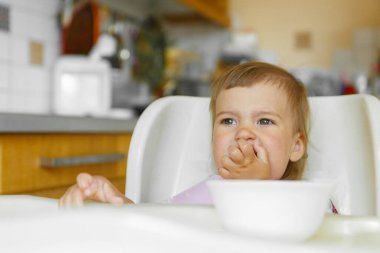 Yüzüne yemek bulaşmış bir çocuğun portresi.