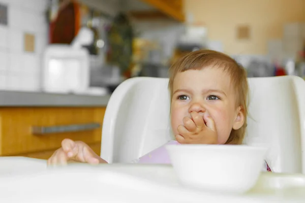 食べ物で顔を汚した子供の肖像画です — ストック写真