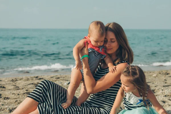 Rodina Sedí Písku Dívka Pláži Letní Dovolená Moře Cestování Horkých — Stock fotografie