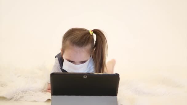 9月1日 学校のために子供を準備する 伝染病 遠隔で学ぶための医療マスクの子供です ノートパソコンの後ろに病気の女の子がいて — ストック動画