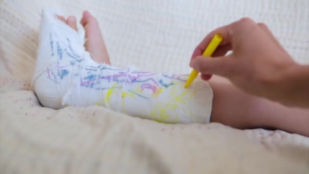 Broken Leg Damage Bones Child Paints Plaster Girl Marker — Stock Video