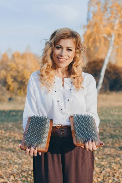 Een Vrouw Mediteert Naalden Het Herfstbos Spirituele Oefeningen Nagels Houdingen — Stockfoto