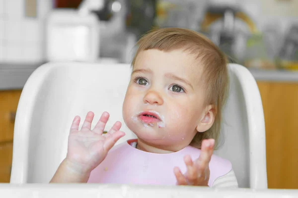 Porträt Eines Kindes Das Sein Gesicht Mit Essen Beschmiert — Stockfoto