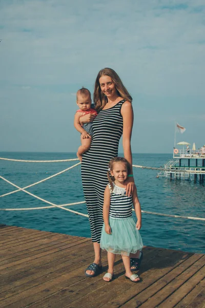 Rodina Sedící Moře Dívka Pláži Letní Dovolená Moře Cestování Horkých — Stock fotografie