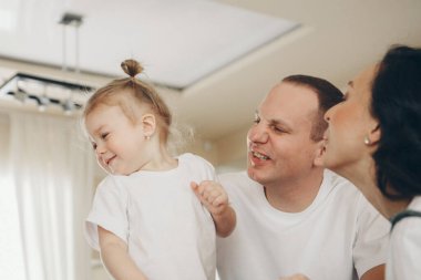 Çocuklu bir aile. Hafta sonu evde. Birlikte vakit geçirmek.