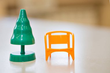 Plastik yeşil Noel ağacı ve Noel Baba 'ya yeni yıl için küçük sarı bir sandalye. Beyaz bir arka planda izole edilmiş. Boşluğu kopyala