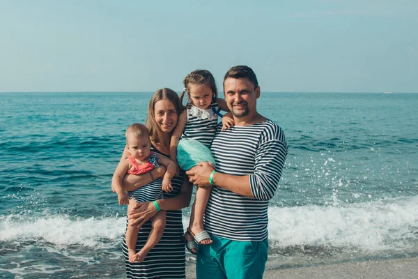 Aile Kumun Üzerinde Oturuyor Sahildeki Kız Deniz Kenarında Yaz Tatili — Stok fotoğraf