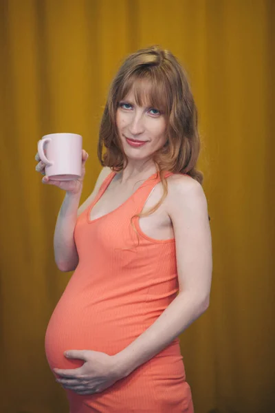 Retrato Una Mujer Embarazada Con Una Taza Mano Calma Futura —  Fotos de Stock