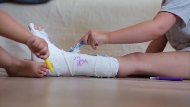 Złamana Noga Uszkodzenie Kości Dziecko Maluje Tynk Dziewczyna Markerem — Wideo stockowe