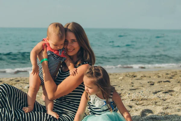 Rodina Sedí Písku Dívka Pláži Letní Dovolená Moře Cestování Horkých — Stock fotografie