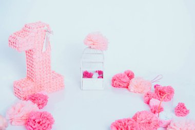 İç mekan konsepti, bayramın özellikleri, dekoratif unsurlar: çiçekler, beyaz arka planda pasta. Boşluğu kopyala