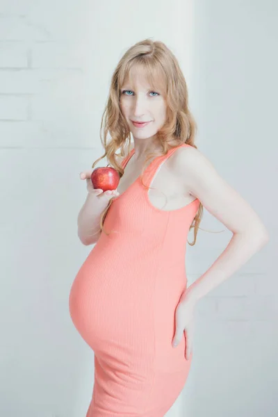 Retrato Una Mujer Embarazada Con Una Manzana Mano Calma Futura —  Fotos de Stock
