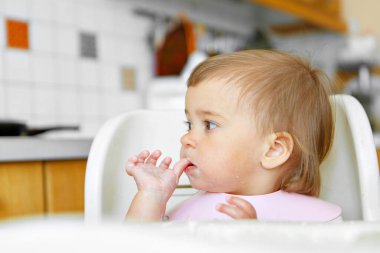 Yüzüne yemek bulaşmış bir çocuğun portresi.