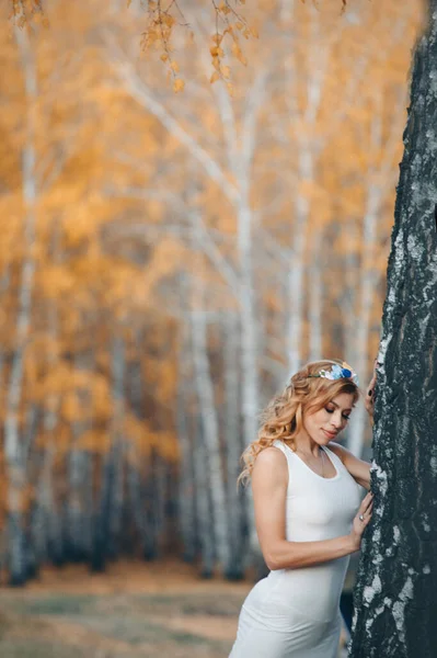 Mooi Meisje Een Witte Jurk Het Herfstbos Natuurwandeling Energie Krijgen — Stockfoto