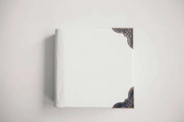 Beyaz Arka Planda Deri Kaplı Beyaz Bir Kitap Metal Çerçeveli — Stok fotoğraf