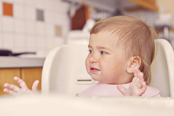 Porträt Eines Kindes Das Sein Gesicht Mit Essen Beschmiert — Stockfoto