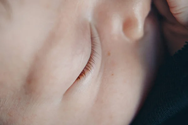 Auge Des Neugeborenen Babys Aus Nächster Nähe Das Konzept Von — Stockfoto