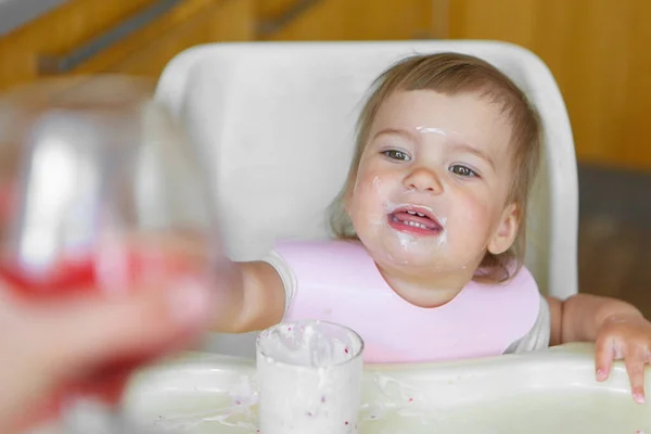 食べ物で顔を汚した子供の肖像画です — ストック写真