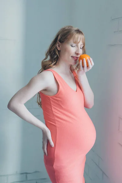 Retrato Una Mujer Embarazada Con Una Manzana Mano Calma Futura —  Fotos de Stock