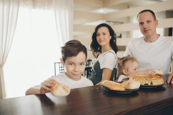 Aile Pasta Yiyor Fırında Akşam Yemeği Mutfakta Ziyafet Var Yiyeceklerin — Stok fotoğraf