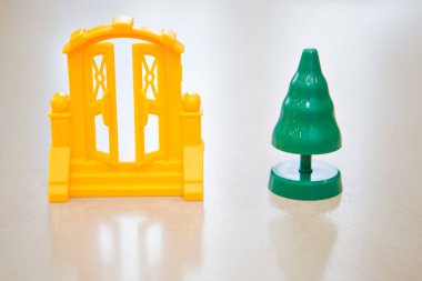 Plastik yeşil bir Noel ağacı, Noel Baba 'ya yeni yıl için sarı büyük bir kapı. Beyaz bir arka planda izole edilmiş. Boşluğu kopyala