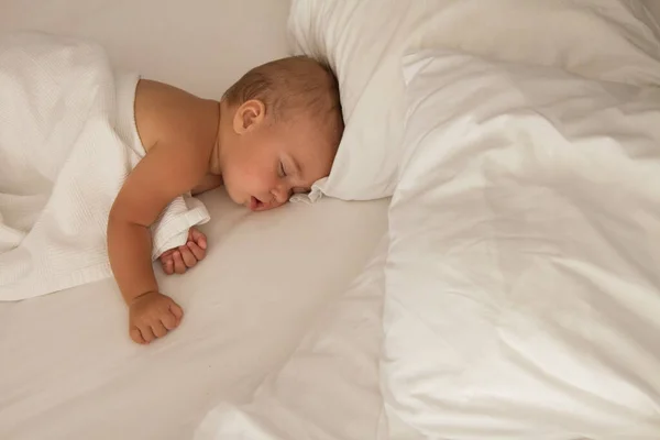 Παιδί Κοιμάται Λευκό Μαξιλάρι Κορίτσι Κάτω Από Μια Λευκή Κουβέρτα — Φωτογραφία Αρχείου