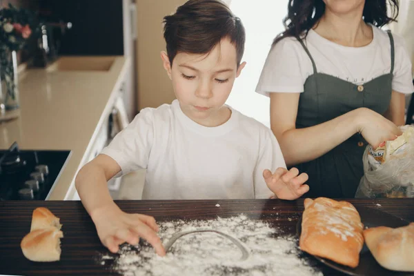 这家人做蛋糕 孩子们涂满了面粉 在面包店吃晚餐 在厨房里吃饭 母亲的小助手 — 图库照片