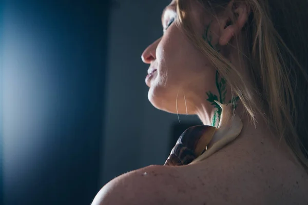 Model Drží Šneka Ruce Reklamy Kosmetiku Antigravitační Krémy Ošetření Rtů — Stock fotografie