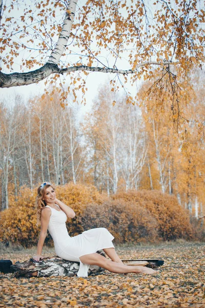Hermosa Chica Vestido Blanco Bosque Otoño Paseo Por Naturaleza — Foto de Stock