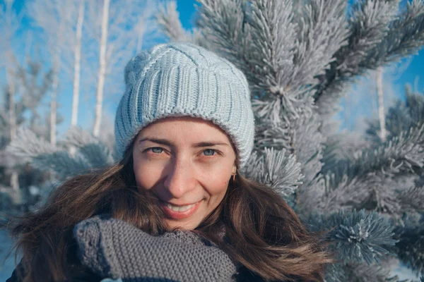 Portré Egy Gyönyörű Lányról Kalapban Hótáj Hátterében Hideg Évszakban Téli — Stock Fotó
