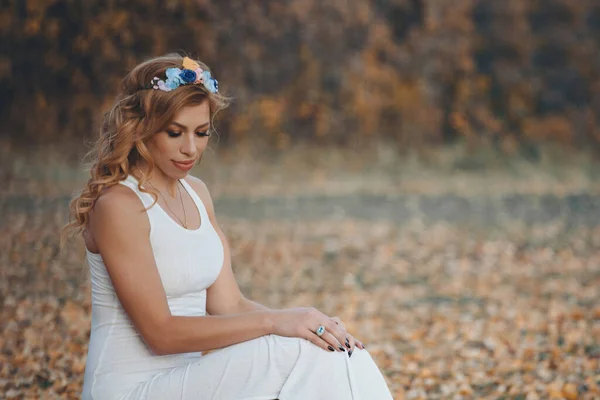 Bella Ragazza Vestito Bianco Nella Foresta Autunnale Passeggiata Nella Natura — Foto Stock