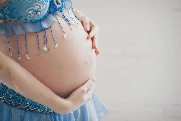 Foto Isolada Fundo Branco Uma Bela Mulher Grávida Vestido Azul — Fotografia de Stock