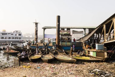Dakka, Bangladeş, 24 Şubat 2017: Buriganga nehir içinde belgili tanımlık geçmiş Dhaka Bangladeş'te iki nehir kıyısında arasında iskele taksi gibi küçük kürekli hizmet