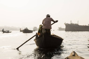 Dakka, Bangladeş, 24 Şubat 2017: kürekli tekneler Dhaka Bangladeş ve içinde belgili tanımlık geçmiş eski tersane Buriganga Nehri üzerinde