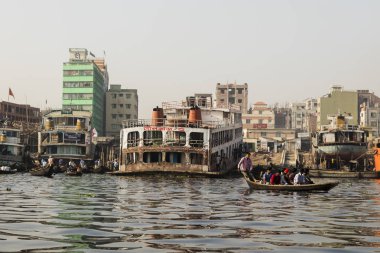 Dakka, Bangladeş, 24 Şubat 2017: kürekli tekneler Dhaka Bangladeş ve içinde belgili tanımlık geçmiş eski tersane Buriganga Nehri üzerinde