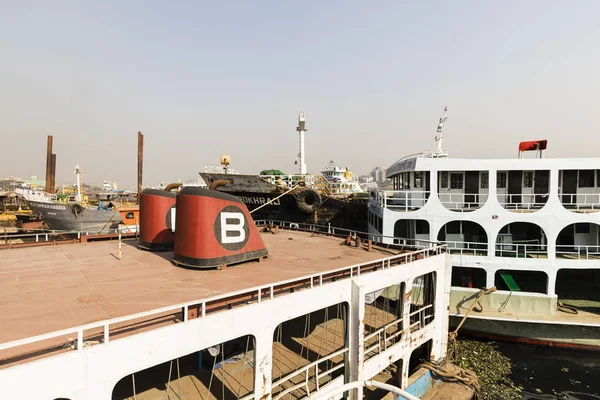 古い錆びた船が廃止されるを待機しているダッカ バングラデシュのダッカ バングラデシュ 2017 船墓地 — ストック写真