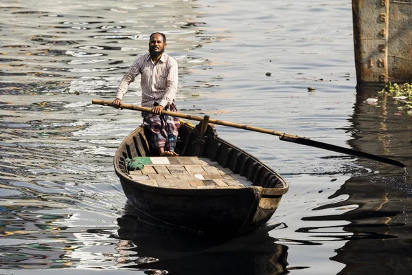 Dhaka Bangladéš Února 2017 Veslař Své Staré Dřevěné Lodi Která — Stock fotografie