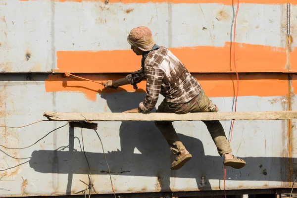 Dhaka, Bangladesh, 24 Şubat 2017: Ressam pas Dhaka Bangladeş'te bir gemide bir gemiye atfetmektedir