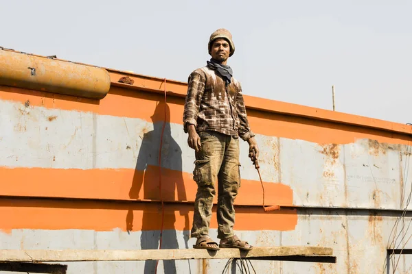 Dhaka, Bangladesh, 24 Şubat 2017: Ressam pas Dhaka Bangladeş'te bir gemide bir gemiye atfetmektedir