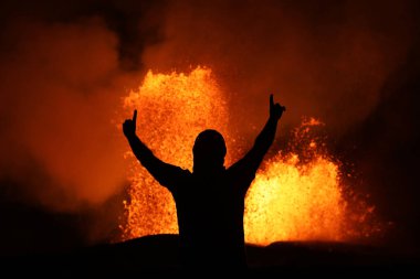 Zafer poz Hawaii'deki Kilauea volkanik patlama lav Çeşmesi önünde