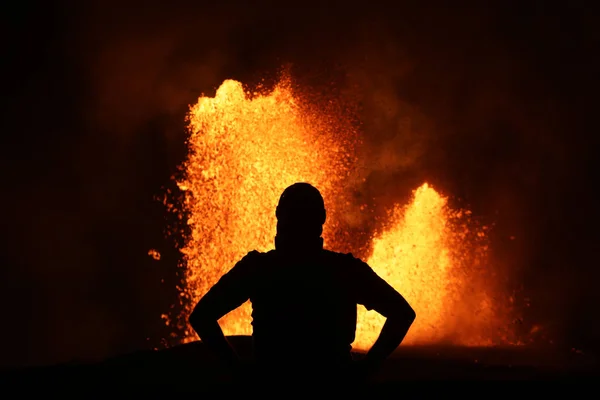 Селфи Перед Лавовым Фонтаном Извержения Вулкана Килауэя Гавайях — стоковое фото