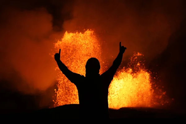 Overwinning Poseren Voor Een Lava Fontein Van Vulkanische Uitbarsting Van — Stockfoto