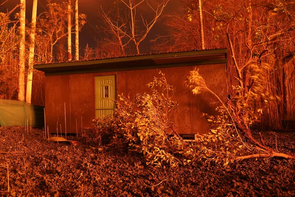 Cottage Ricoperto Cenere Illuminato Dall Eruzione Vulcanica Kilauea Hawaii Alla — Foto Stock